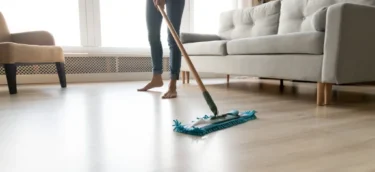 mulher-limpando-chao-de-sala-de-casa-com-mop-1024x683.jpeg